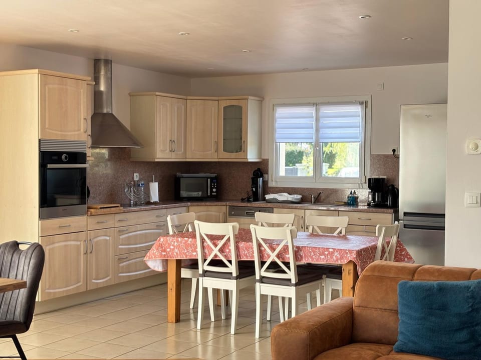 Kitchen or kitchenette, Dining area, dishwasher, oven, toaster