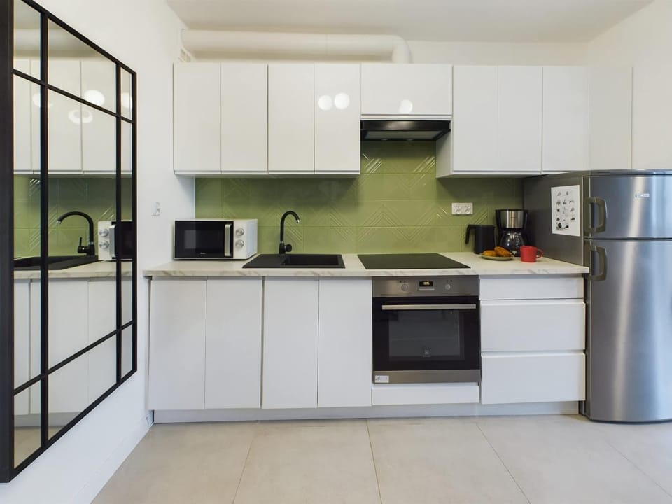 Coffee/tea facilities, Kitchen or kitchenette, stove