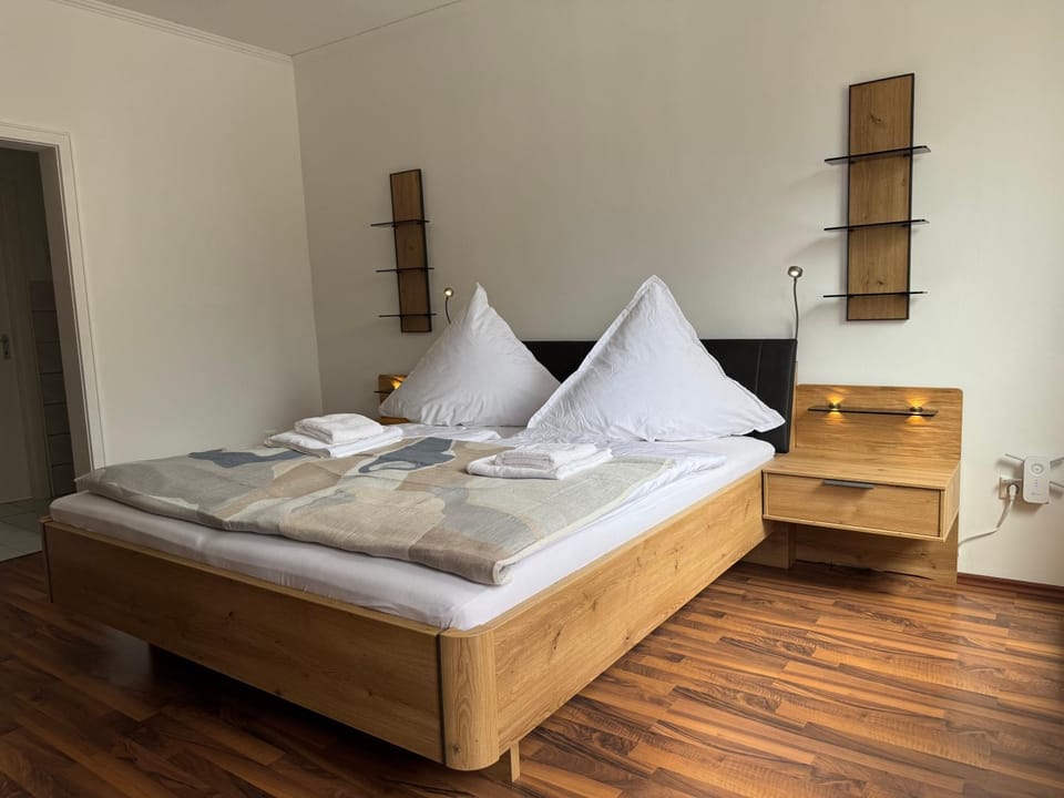 Bed, Bedroom, towels