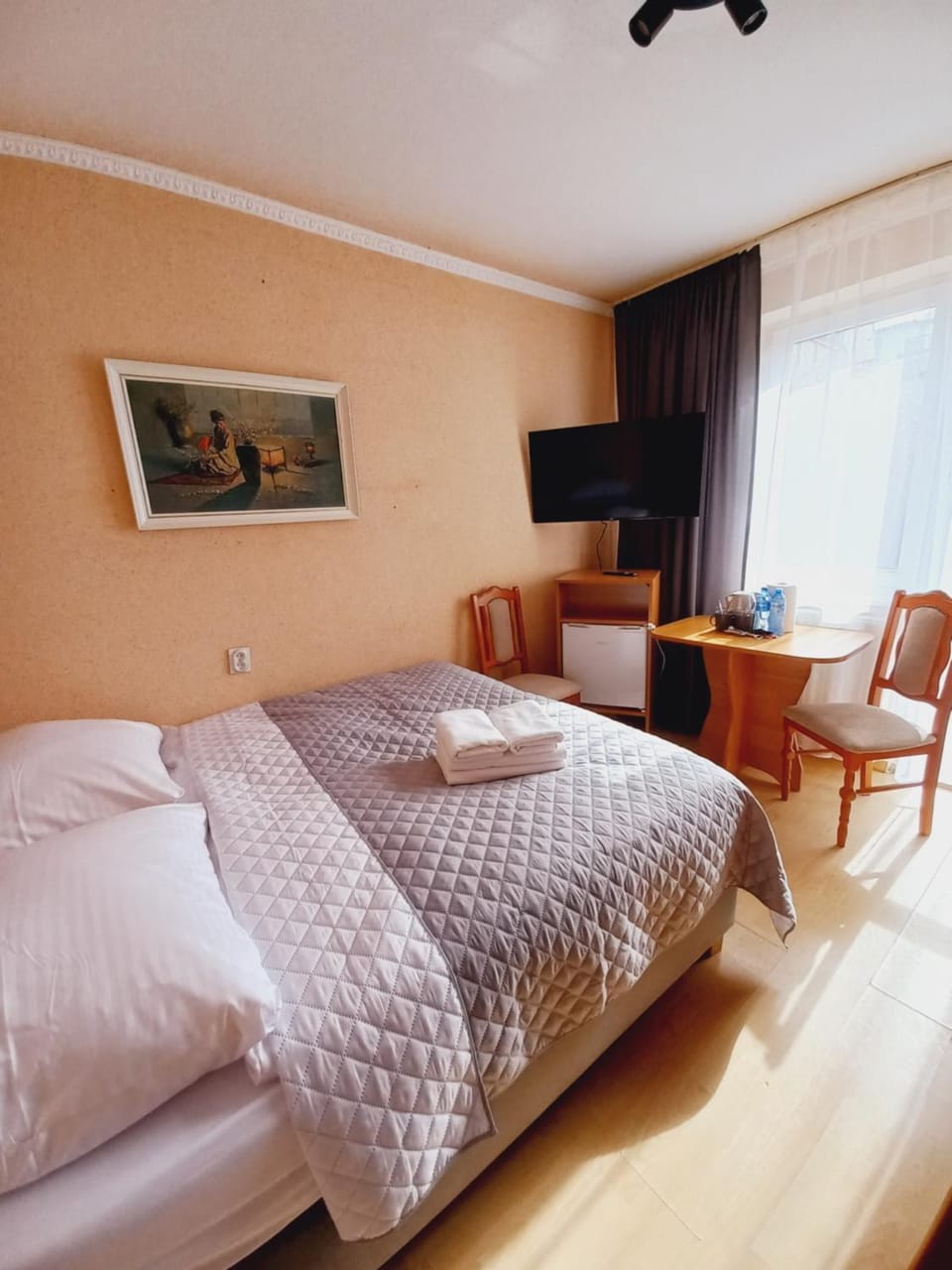 Photo of the whole room, Bedroom