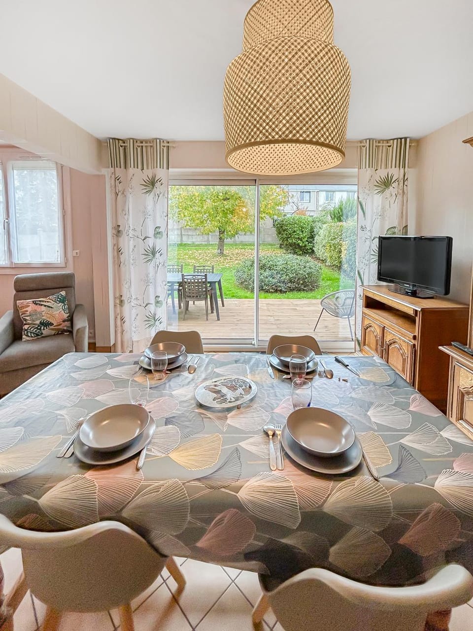 Communal lounge/ TV room, TV and multimedia, Living room, Seating area, Dining area