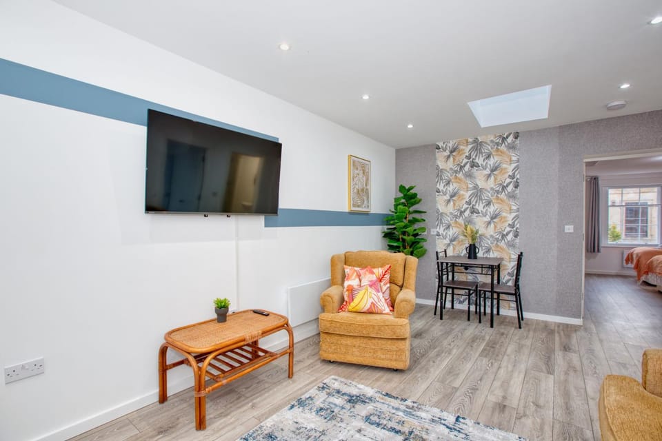 Spacious Town Centre Apartment Sleeps 3 Ideal for Hinkley Point & Long Stays Hosted By Hinkley Homes Apartment in Bridgwater