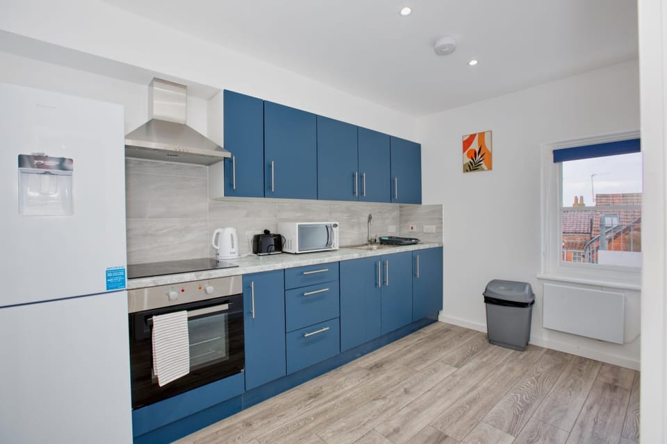 Spacious Town Centre Apartment Sleeps 3 Ideal for Hinkley Point & Long Stays Hosted By Hinkley Homes Apartment in Bridgwater