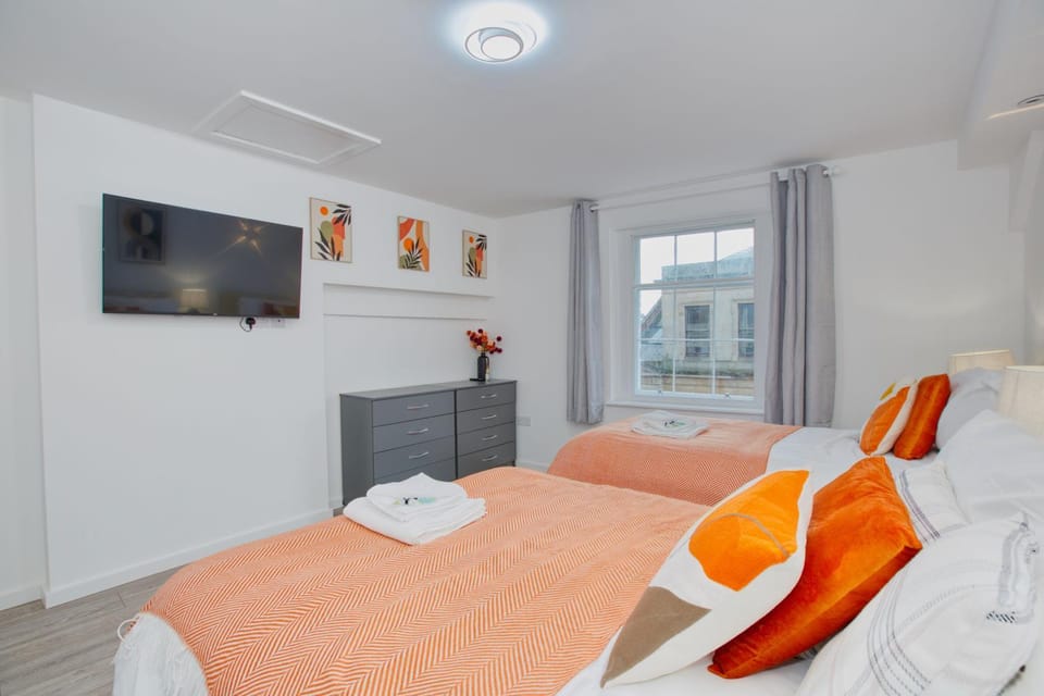 Spacious Town Centre Apartment Sleeps 3 Ideal for Hinkley Point & Long Stays Hosted By Hinkley Homes Apartment in Bridgwater