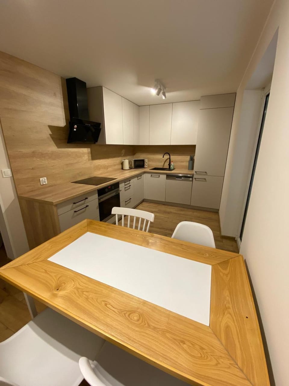 Kitchen or kitchenette, Dining area, minibar, oven, stove