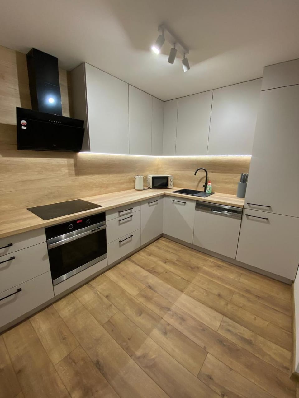 Kitchen or kitchenette, minibar, oven, stove