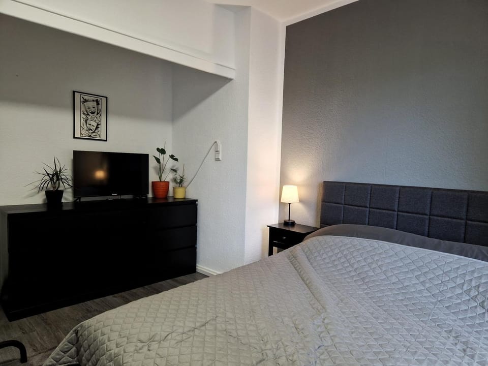 Bed, TV and multimedia, Photo of the whole room, Bedroom