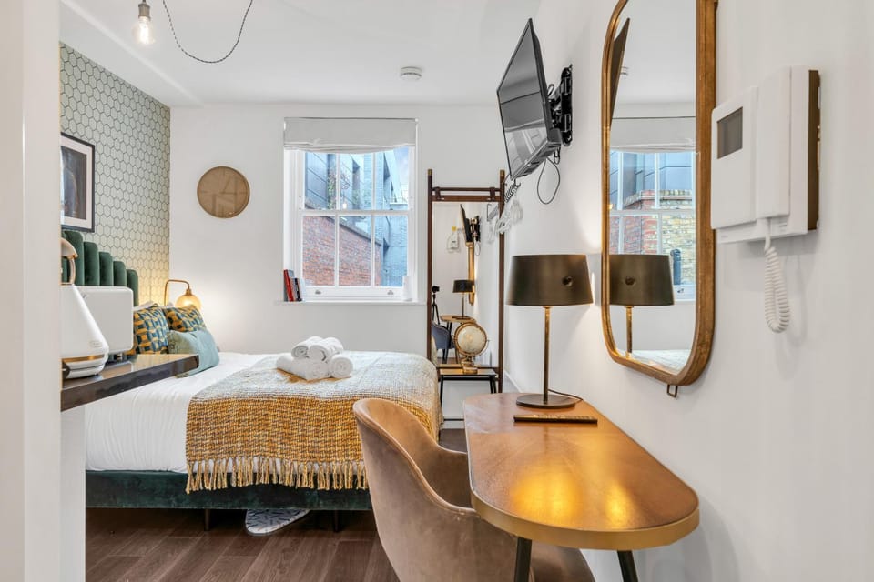 Bed, TV and multimedia, Photo of the whole room, Seating area, Bedroom, On site, towels