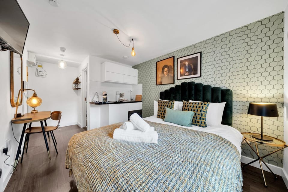 Bed, Kitchen or kitchenette, Photo of the whole room, Seating area, Bedroom, towels