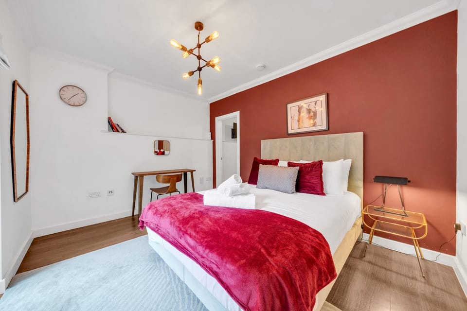 Bed, Photo of the whole room, Bedroom