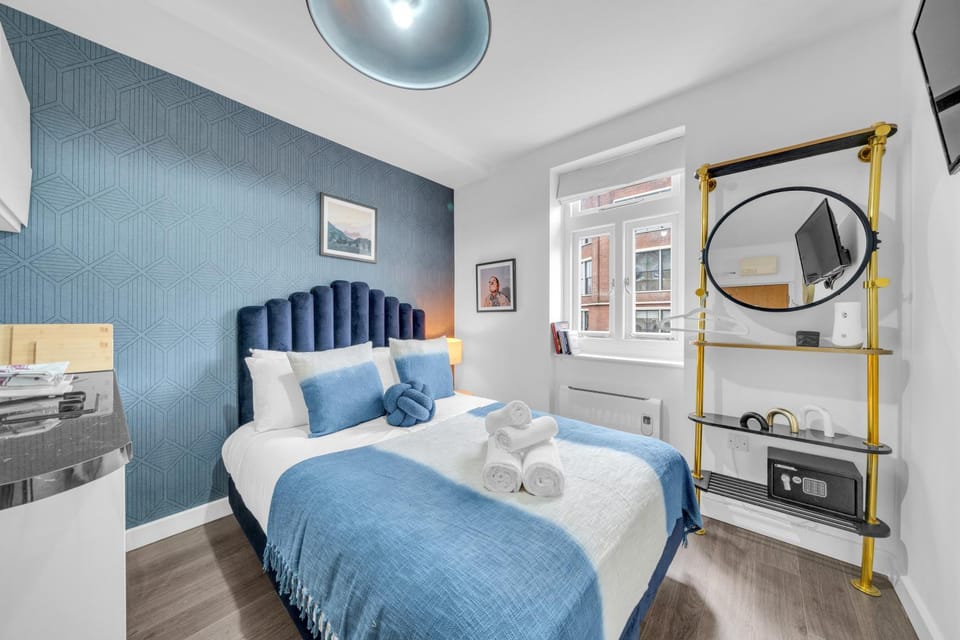 Bed, TV and multimedia, Photo of the whole room, Bedroom, towels