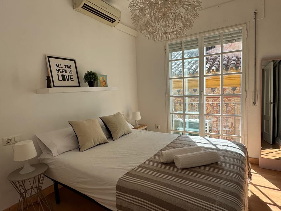 Photo of the whole room, towels, air conditioner