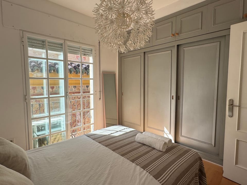 Bed, Photo of the whole room, wardrobe