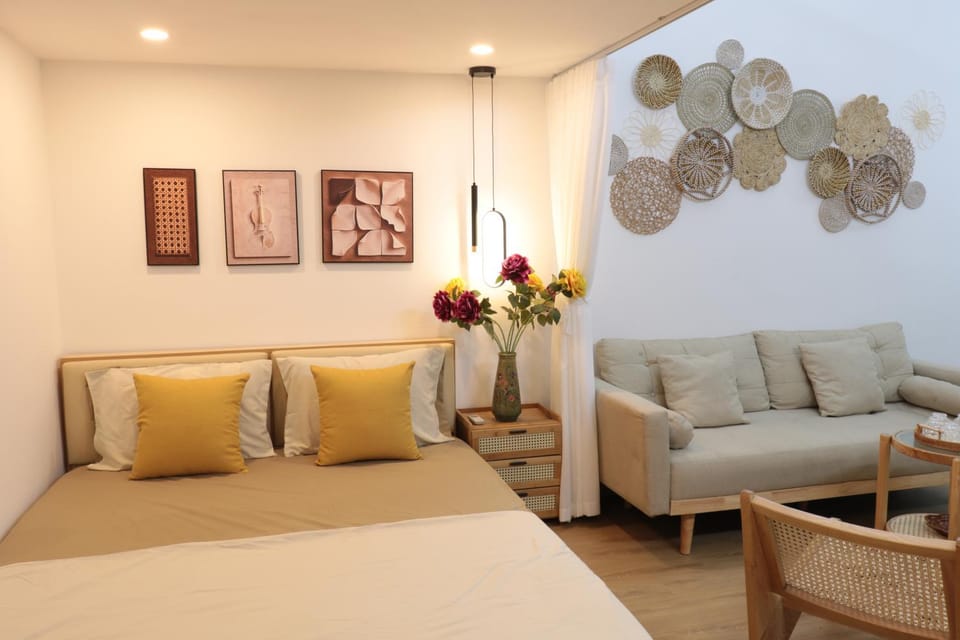 Bed, Living room, Photo of the whole room, Decorative detail, Seating area, Bedroom