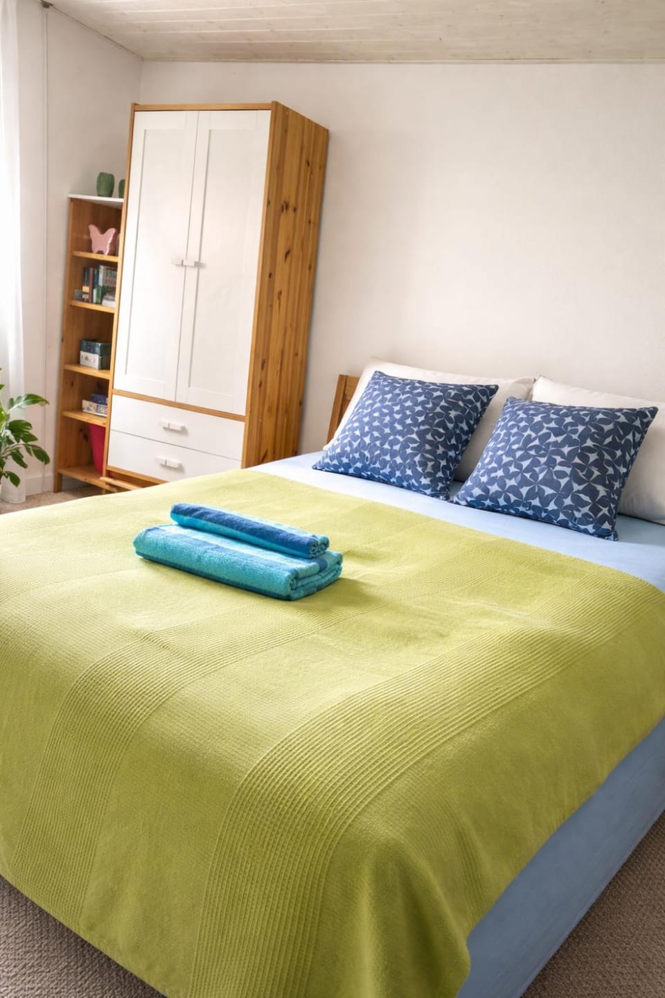Bed, Bedroom, towels, wardrobe