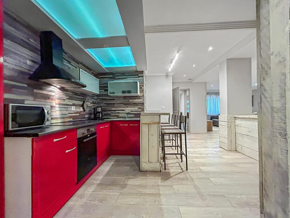 Kitchen or kitchenette, dishwasher, oven, stove