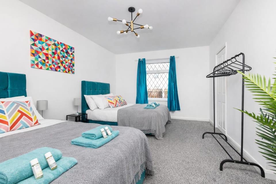 Bed, Photo of the whole room, Bedroom, fireplace