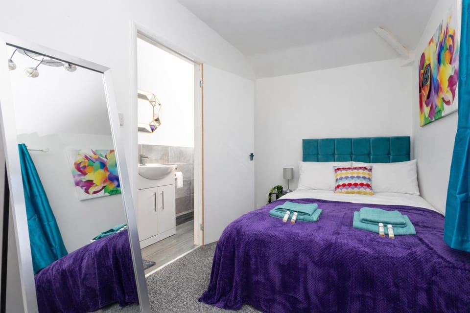 Bed, Kitchen or kitchenette, Photo of the whole room, Bedroom, towels, wardrobe