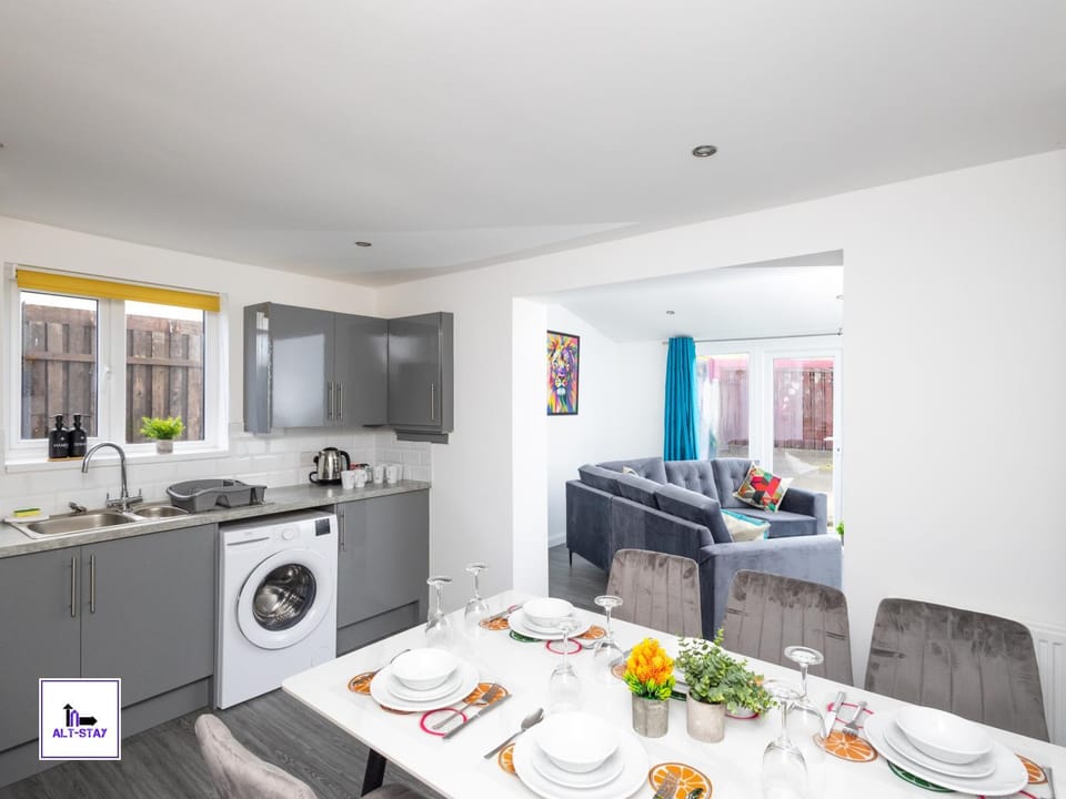 Kitchen or kitchenette, Living room, Food and drinks, Seating area, Dining area, Food, oven, stove, washing machine