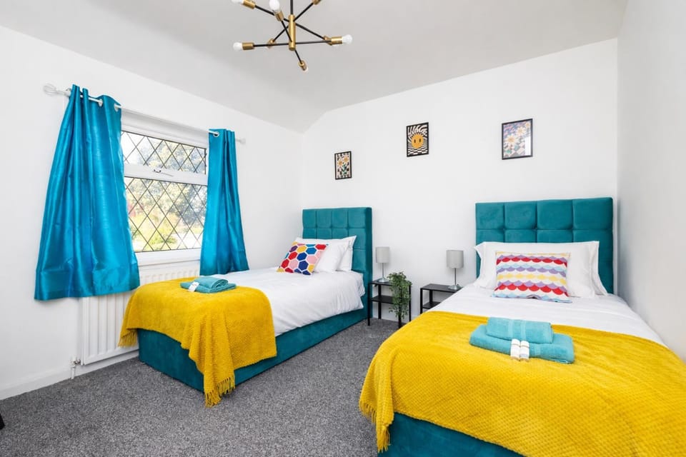 Bed, Photo of the whole room, Bedroom, fireplace