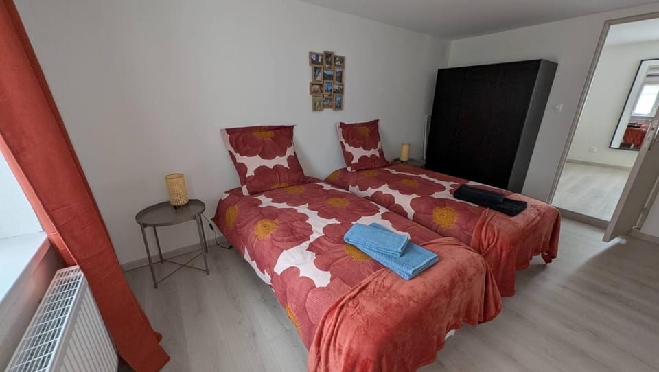 Bed, Bedroom, towels