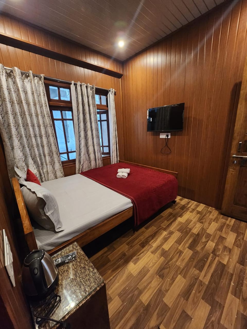 Bed, TV and multimedia, Photo of the whole room, Bedroom