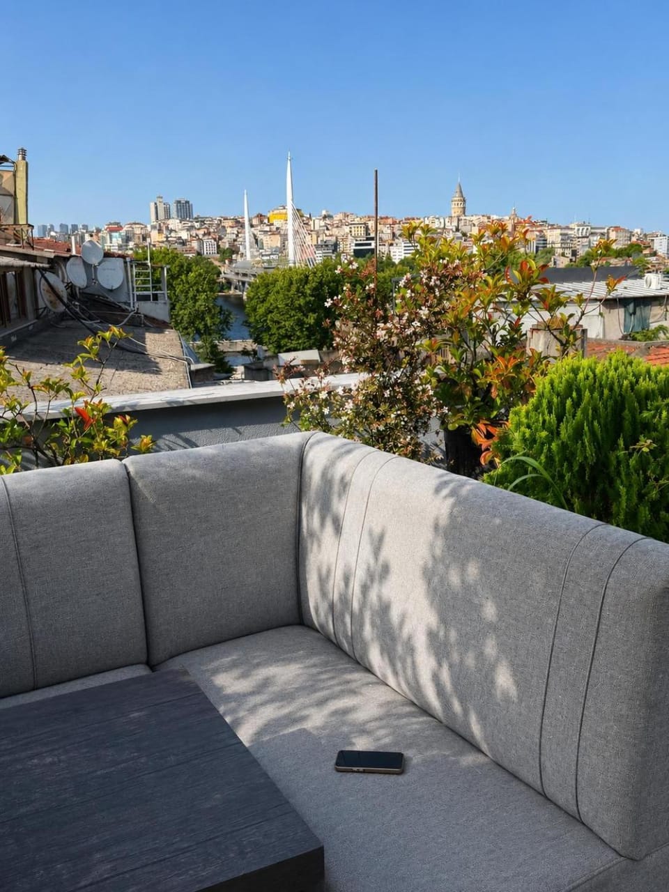 Property building, Restaurant/places to eat, Balcony/Terrace