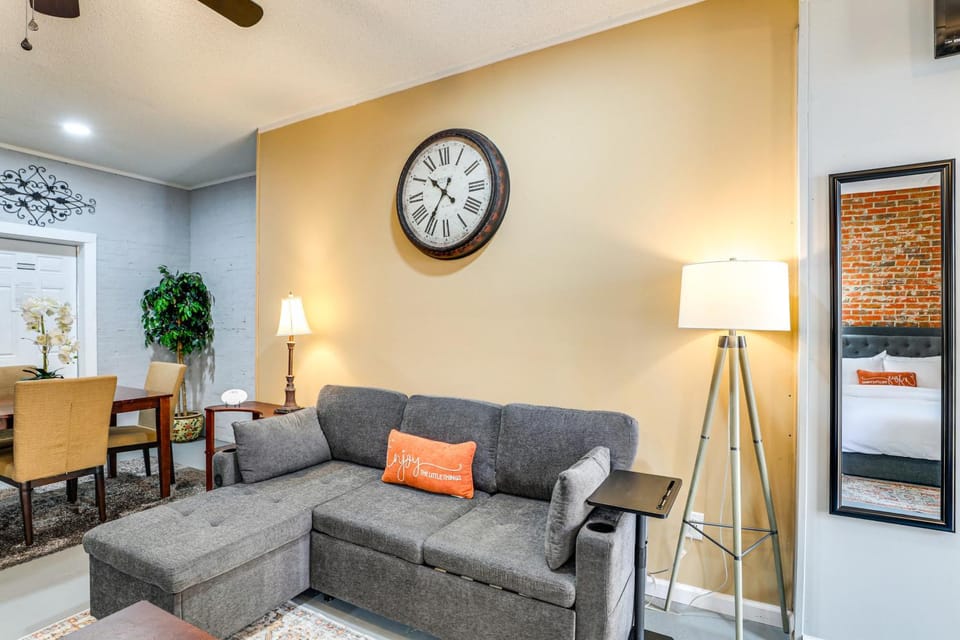Backyard Oasis w/ Pool: Sunny Sumter Studio! Apartment in Sumter