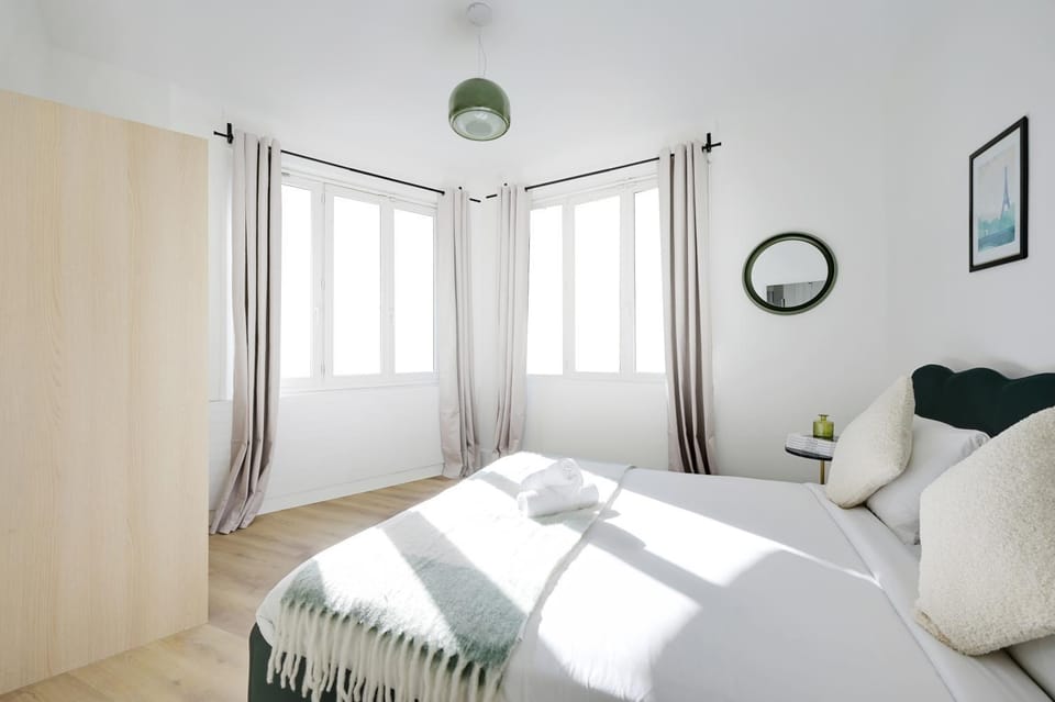 Photo of the whole room, Bedroom