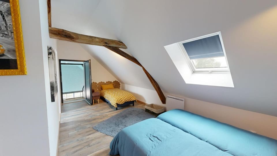 Photo of the whole room, Bedroom