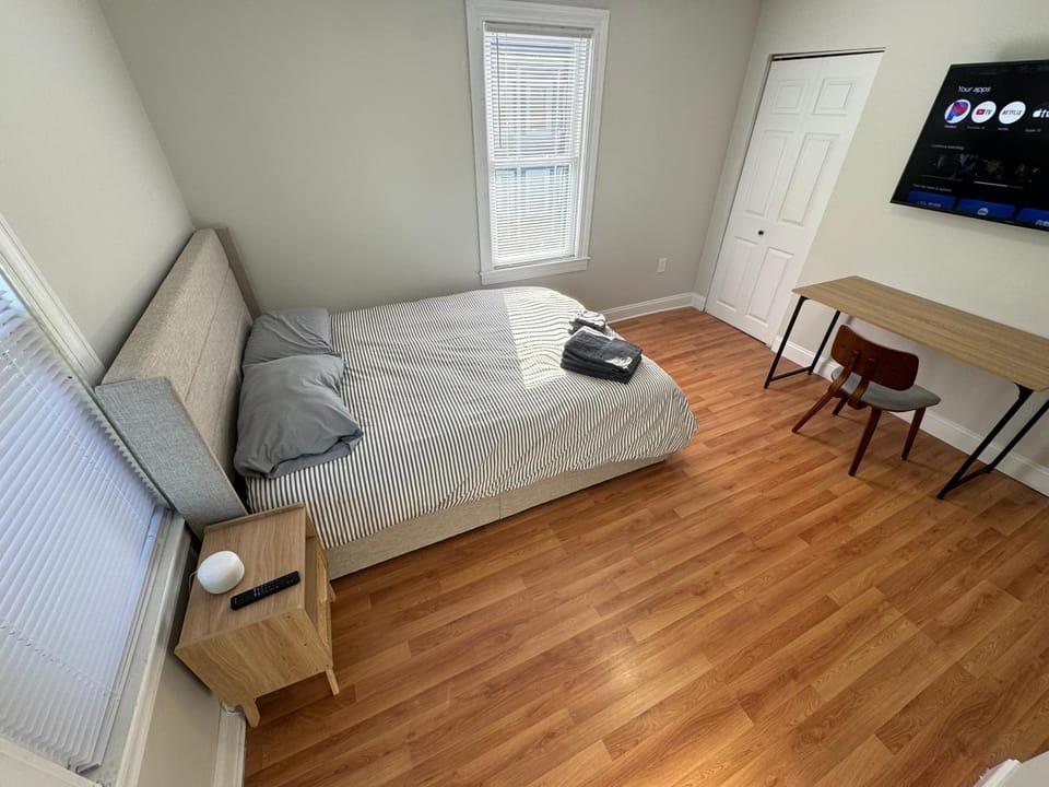Private Bedroom & Private Bathroom in Spacious House 8 min to Boston Vacation rental in Somerville