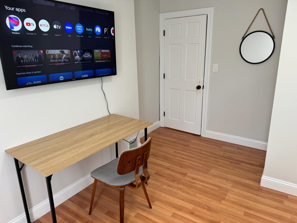 Private Bedroom & Private Bathroom in Spacious House 8 min to Boston Vacation rental in Somerville
