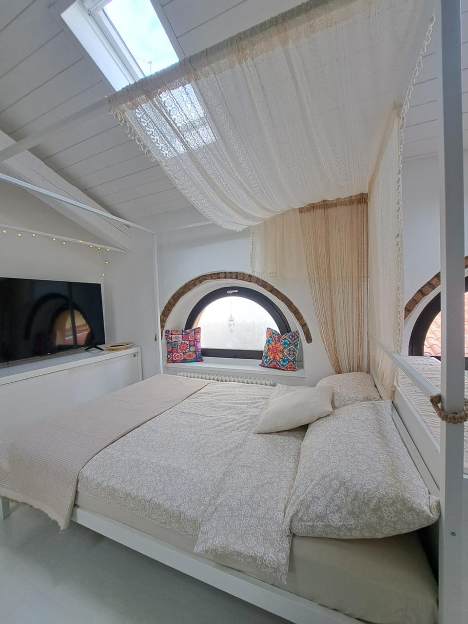 Bed, TV and multimedia