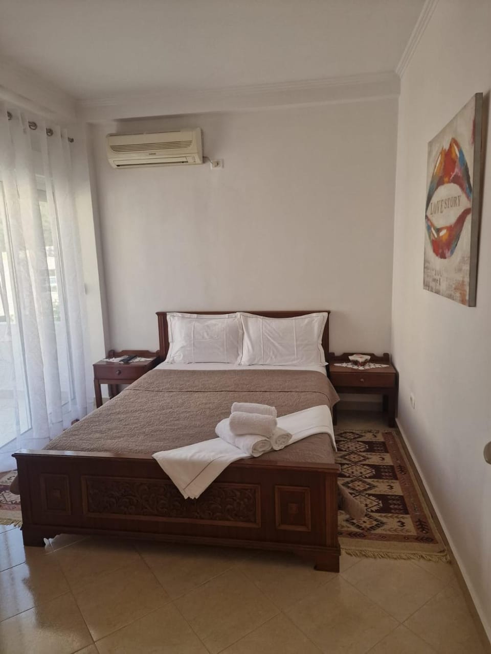 Bed, TV and multimedia, Balcony/Terrace, Photo of the whole room, Bedroom, towels, wardrobe, air conditioner