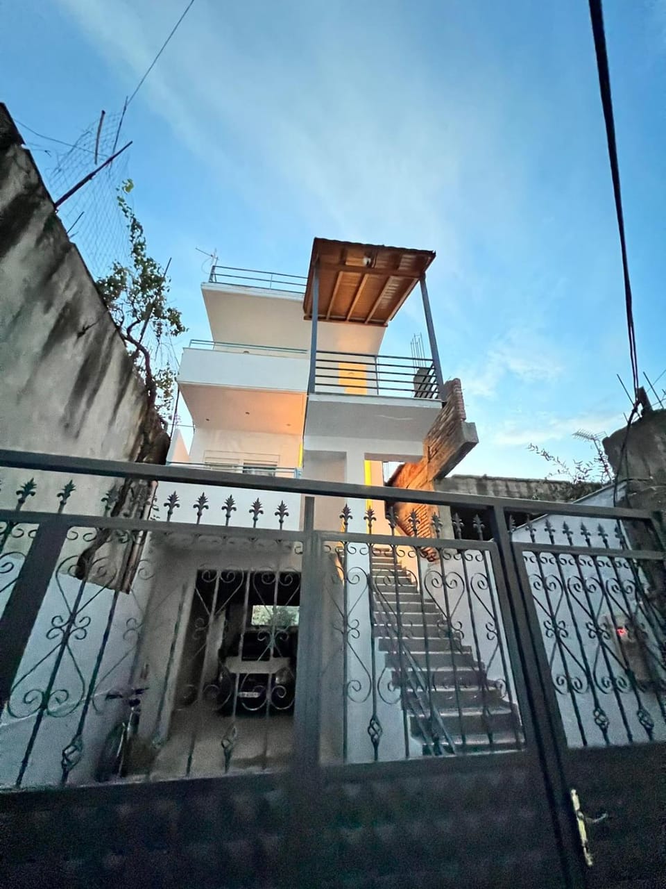 Property building, Facade/entrance, View (from property/room), Balcony/Terrace, Area and facilities, Area and facilities, Location, Parking
