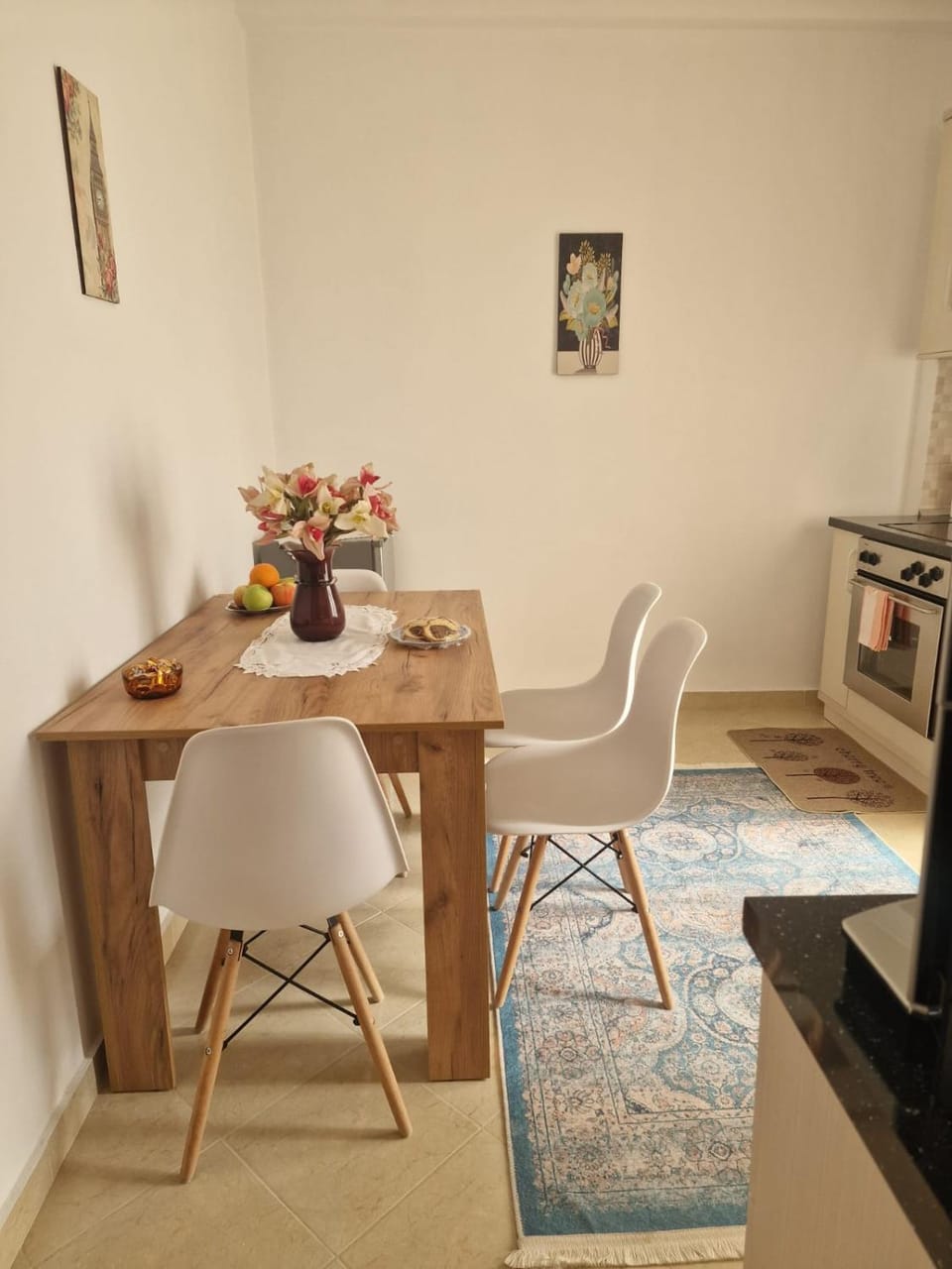 Coffee/tea facilities, Kitchen or kitchenette, Dining area, stove, kitchen