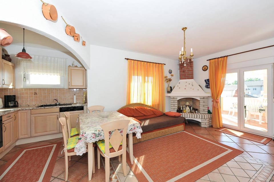 Kitchen or kitchenette, Dining area, Bedroom