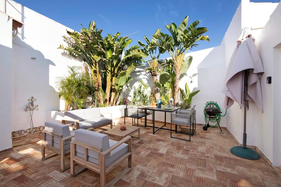 Property building, Balcony/Terrace, Living room