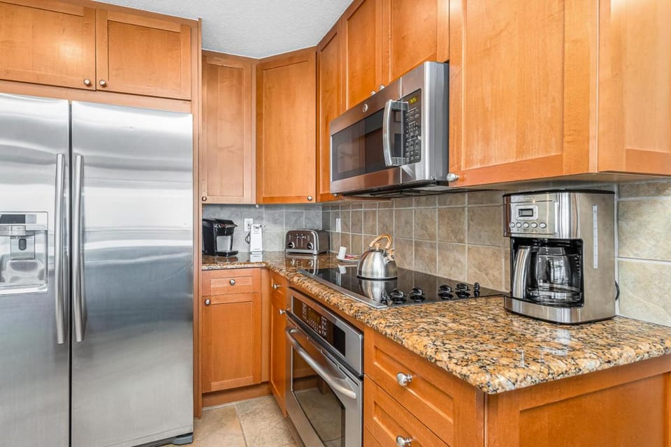 Coffee/tea facilities, Kitchen or kitchenette, furniture, microwave, oven, stove