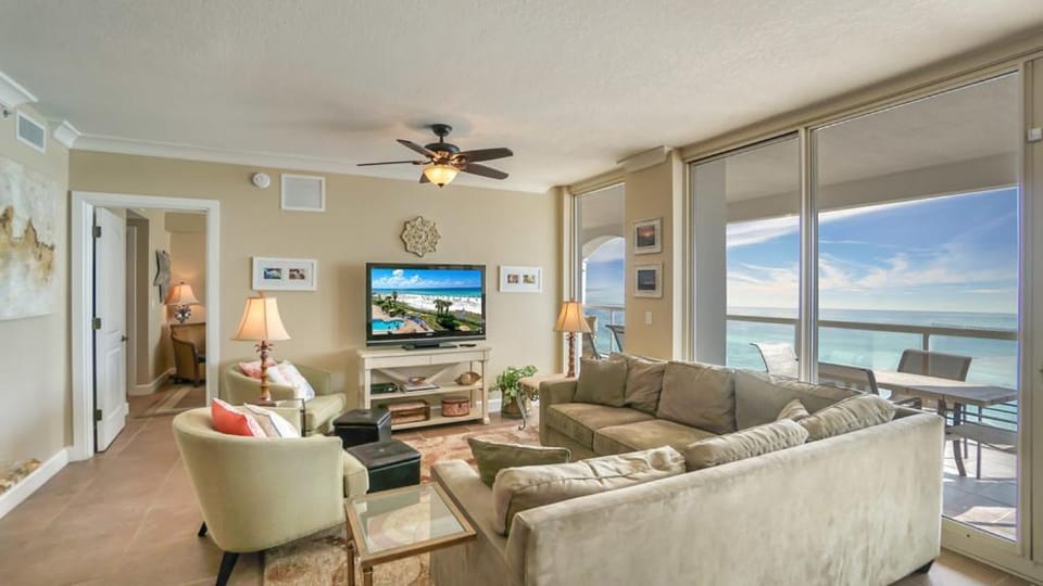 Day, TV and multimedia, View (from property/room), Balcony/Terrace, Living room, Seating area, Bedroom, Sea view, furniture