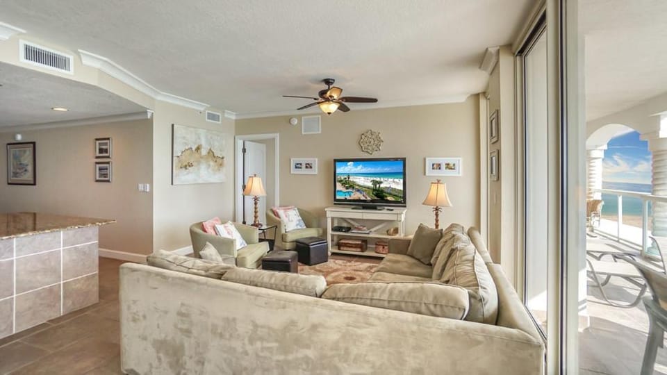 Bed, TV and multimedia, Balcony/Terrace, Living room, Seating area, Sea view, furniture, air conditioner