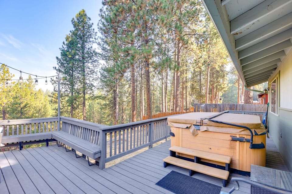 Ping-Pong and Private Hot Tub Family Cabin in Bend! Cabin in Deschutes River Woods