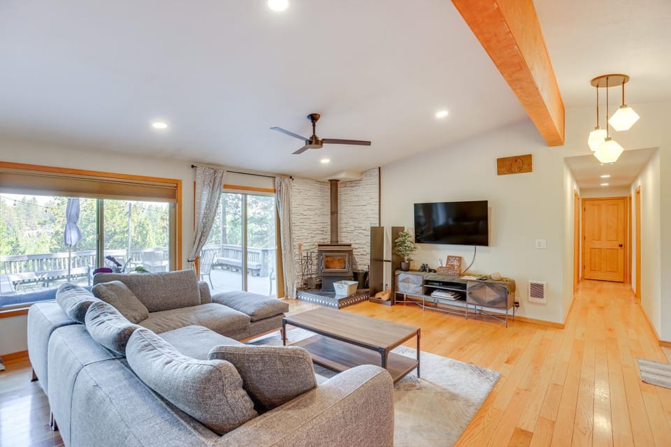 Ping-Pong and Private Hot Tub Family Cabin in Bend! Cabin in Deschutes River Woods