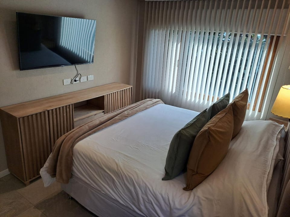 Bed, TV and multimedia, Photo of the whole room