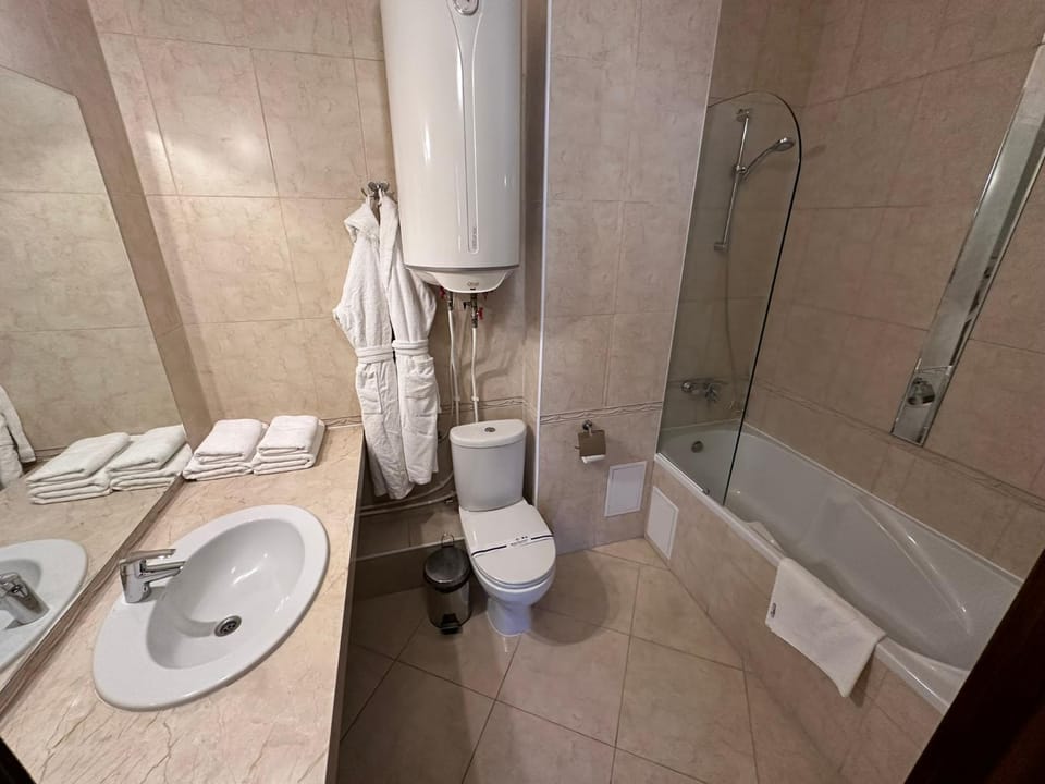 Toilet, Bath, towels