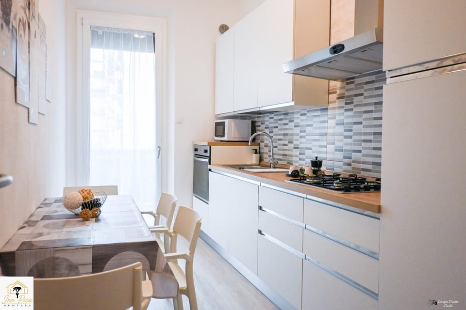 Kitchen or kitchenette, Dining area, minibar, stove, kitchen