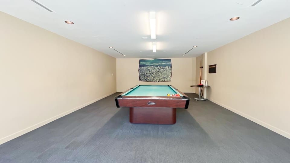Billiard, Game Room