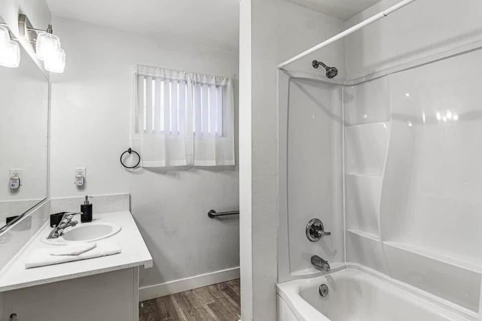 Cozy 1 Bed Sleeps 4! Near Strip Perfect GetAway! House in Las Vegas