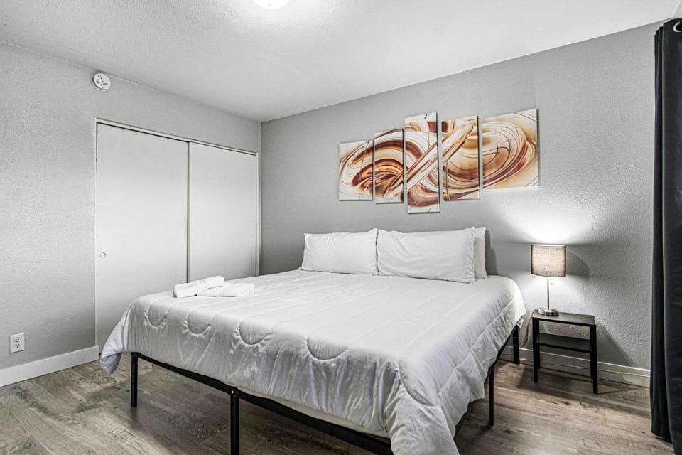 Cozy 1 Bed Sleeps 4! Near Strip Perfect GetAway! House in Las Vegas