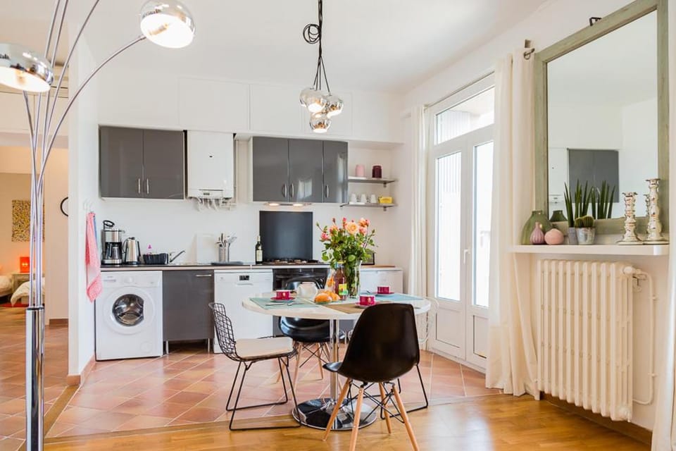 Kitchen or kitchenette, Dining area, stove